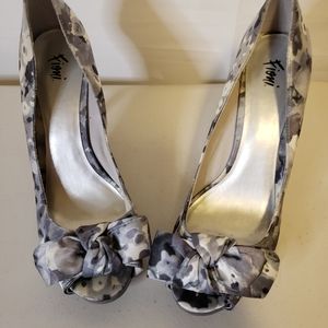 Fioni Black Gray White with Bows Size 10